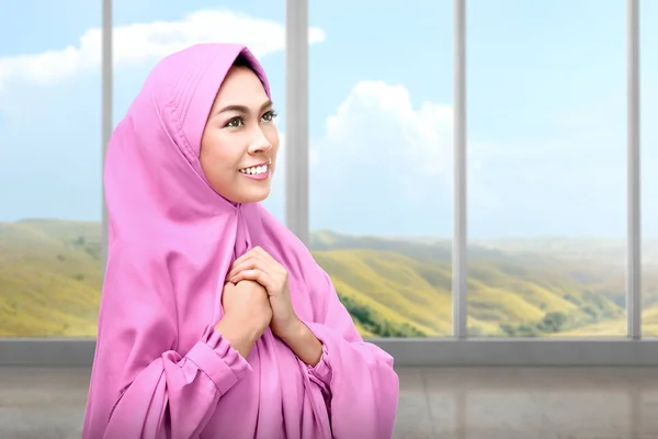 在清真寺里祈祷之后 披着面纱的亚洲穆斯林妇女感到快乐 — 图库照片
