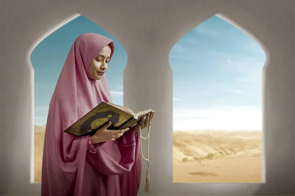 Ασιάτισσα Μουσουλμάνα Πέπλο Που Κρατάει Χάντρες Προσευχής Και Διαβάζει Κοράνι — Φωτογραφία Αρχείου