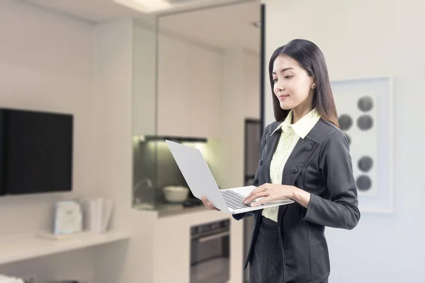 Mujer Negocios Asiática Pie Mientras Que Uso Ordenador Portátil Trabajando —  Fotos de Stock