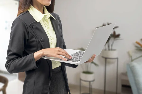 Empresária Usar Laptop Trabalhando Casa Prevenir Doença Gripe Coronavirus — Fotografia de Stock