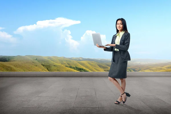 Azjatycka Bizneswoman Stojąca Podczas Używania Laptopa Pracującego Zdalnie Zapobieganie Chorobie — Zdjęcie stockowe