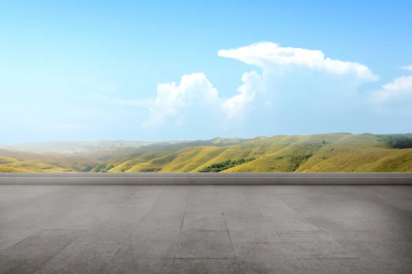Mavi Gökyüzü Arkaplanı Üzerinde Yeşil Tepeler Görünen Boş Teras — Stok fotoğraf