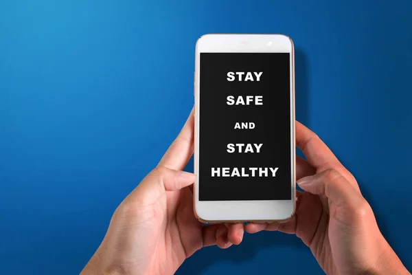 手拿着手机 在屏幕上写着 注意安全 保持健康 的信息 预防流行性感冒及结肠炎 — 图库照片