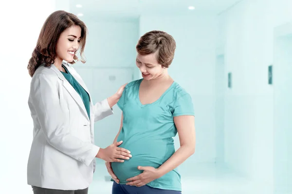 Asyalı Doktor Kadın Hastanede Hamile Bir Kadınla Ilgileniyor — Stok fotoğraf