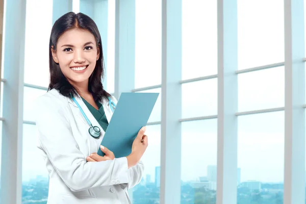 Asian Doctor Woman Stethoscope Holding Clipboard Hospital — Stock Photo, Image