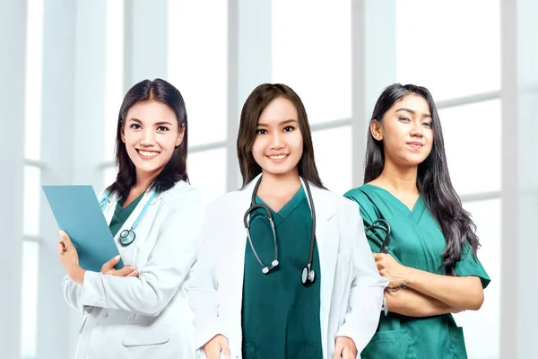 Asiática Médico Mujer Equipo Con Estetoscopio Celebración Portapapeles Hospital —  Fotos de Stock