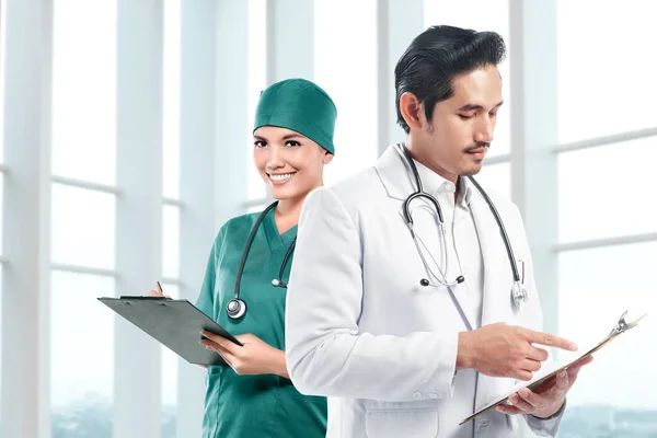 Equipe Médica Asiática Com Estetoscópio Segurando Uma Área Transferência Hospital — Fotografia de Stock