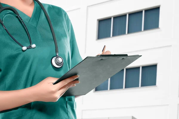 Médecin Femme Avec Stéthoscope Écrit Sur Presse Papiers Extérieur Hôpital — Photo