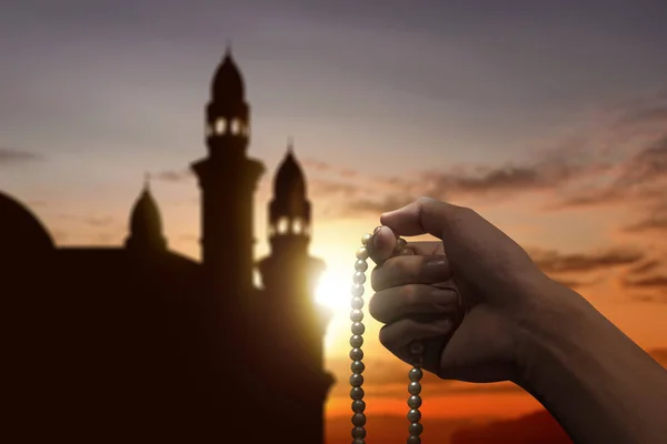 Muszlim Férfi Imádkozik Imagyöngyökkel Kezén Egy Naplemente Háttér — Stock Fotó
