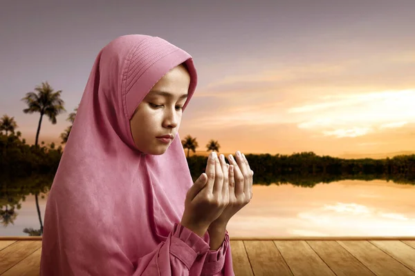 Asian Muslim Woman Veil Standing While Raised Hands Praying Sunset — Stock Photo, Image