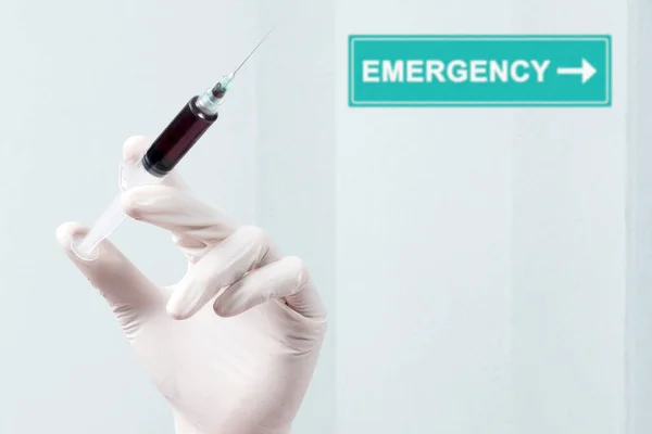 Doctor Man Protective Gloves Holding Syringe Emergency Room Hospital — Stock Photo, Image