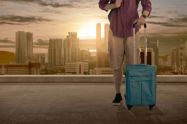 Sırt Çantalı Çantalı Bir Adam Gün Batımında Arka Planda Duran — Stok fotoğraf