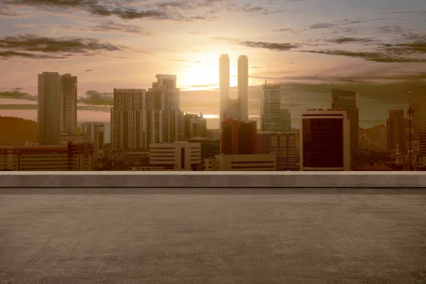 有现代城市景观和日落天空背景的空旷阳台 — 图库照片