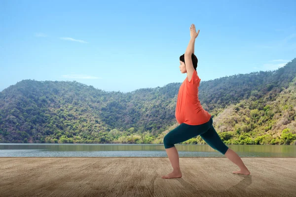 Asiatico Incinta Donna Sta Praticando Yoga Con Lago Sfondo — Foto Stock