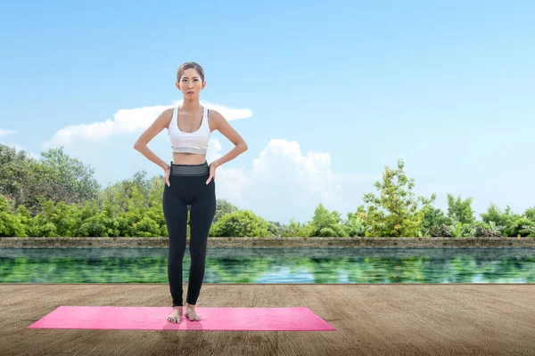 Asiatico Donna Sta Praticando Yoga Tappetino Yoga Con Sfondo Parco — Foto Stock