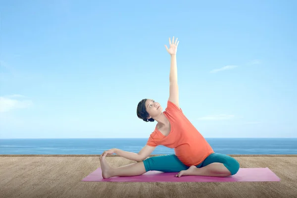Asian Pregnant Woman Practicing Yoga Yoga Mat Seascape Background — Stock Photo, Image
