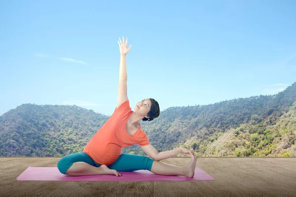 Asian Pregnant Woman Practicing Yoga Yoga Mat Mountain Background — Stock Photo, Image