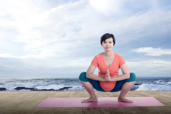 Asian Pregnant Woman Practicing Yoga Yoga Mat Seascape Background — Stock Photo, Image