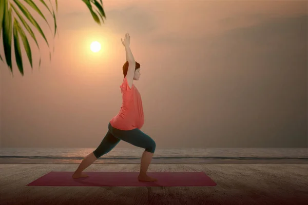 Asiatica Donna Incinta Sta Praticando Yoga Stuoia Yoga Con Sfondo — Foto Stock