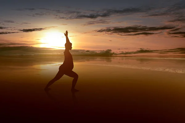 Silhuett Gravid Kvinna Utövar Yoga Stranden — Stockfoto