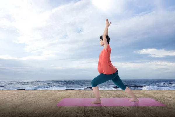 Asiatica Donna Incinta Sta Praticando Yoga Stuoia Yoga Con Sfondo — Foto Stock