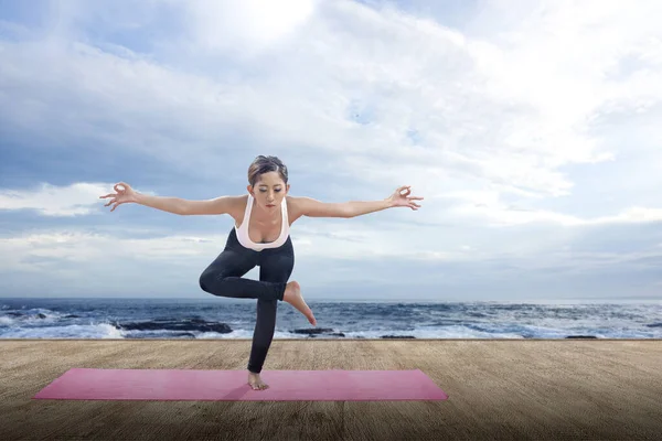 Asian Woman Practicing Yoga Yoga Mat Seascape Background — Stock Photo, Image