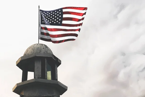 Американський Прапор Розмахує Повітрі Драматичним Тлом Липня Концепція — стокове фото