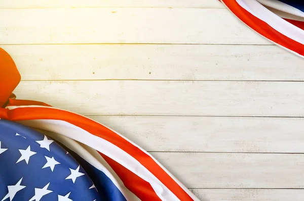 Amerikan Lippu Taitettu Puupöydälle Heinäkuun Neljäs Konsepti — kuvapankkivalokuva