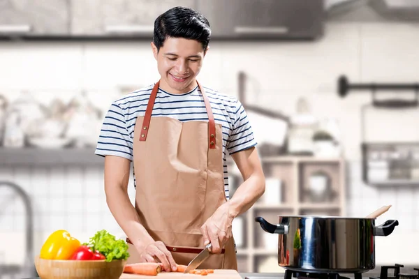 Hombre Asiático Cortando Verduras Con Cuchillo Tabla Cortar Sala Cocina —  Fotos de Stock