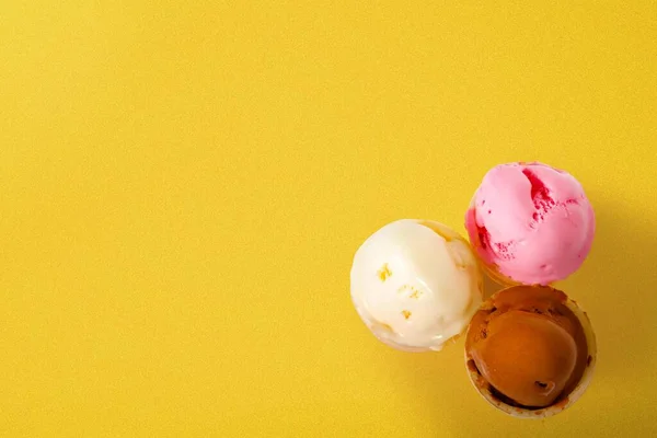 Eis Aus Schokolade Vanille Und Erdbeere Auf Leuchtend Gelbem Hintergrund — Stockfoto