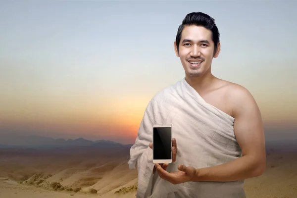 Hombre Musulmán Asiático Ropa Ihram Mostrando Teléfono Móvil Con Fondo — Foto de Stock