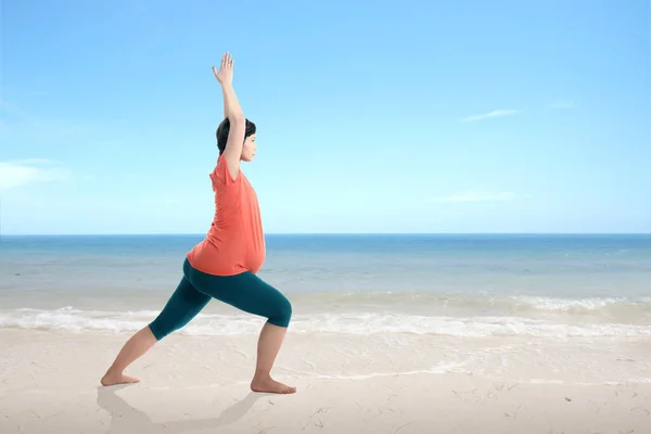Asiatico Incinta Donna Sta Praticando Yoga Sulla Spiaggia — Foto Stock