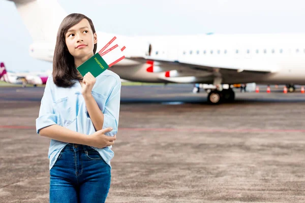Mulher Asiática Com Bilhete Passaporte Aeroporto — Fotografia de Stock