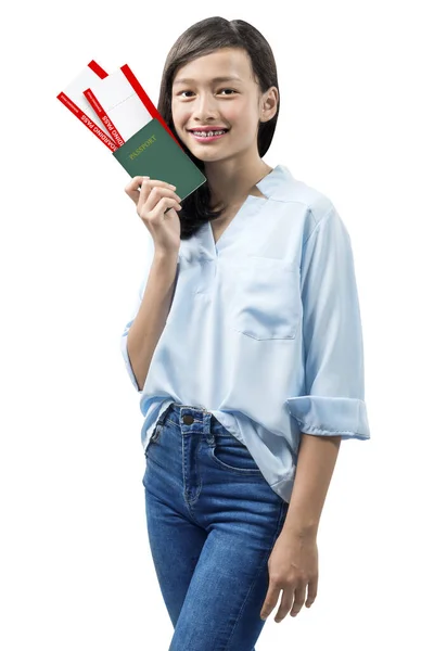 Mujer Asiática Con Billete Pasaporte Pie Aislado Sobre Fondo Blanco — Foto de Stock