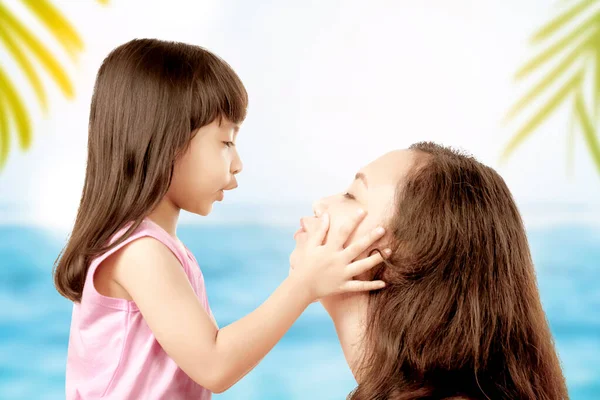 Asiatique Mère Petite Fille Jouer Ensemble Sur Plage — Photo