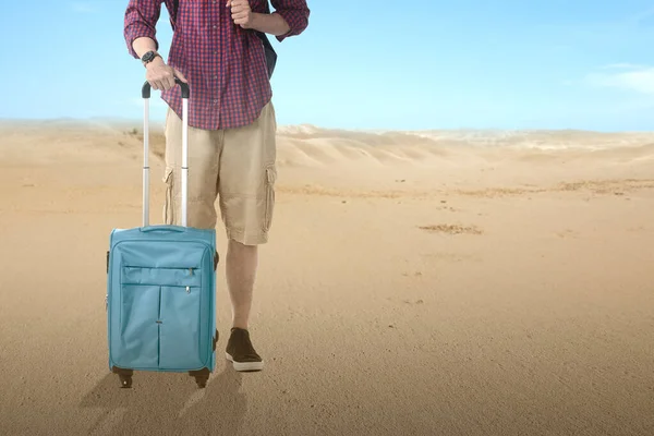 Homem Com Mochila Mala Viajando Para Deserto Com Fundo Azul — Fotografia de Stock