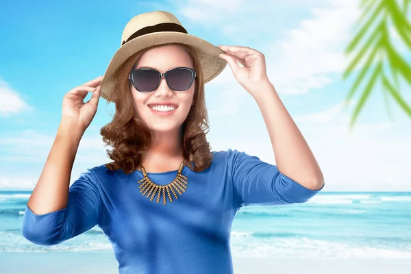 帽子とサングラスを持つアジアの女性は青い空の背景と景色を見て — ストック写真