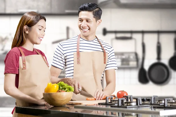 Pareja Asiática Cocinando Comida Con Utensilios Cocina Sala Cocina —  Fotos de Stock