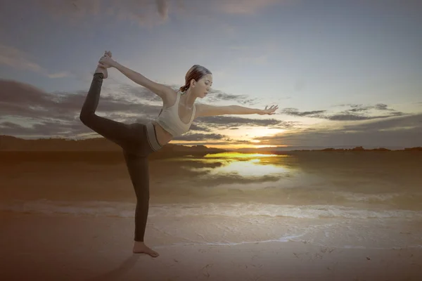 Donna Asiatica Sta Praticando Yoga Sulla Spiaggia — Foto Stock