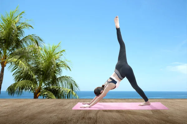 Asiatico Donna Praticare Yoga Tappetino Yoga Con Sfondo Paesaggio Marino — Foto Stock