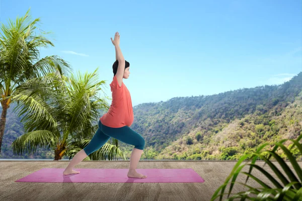 Asiatica Donna Incinta Sta Praticando Yoga Tappetino Yoga Con Sfondo — Foto Stock