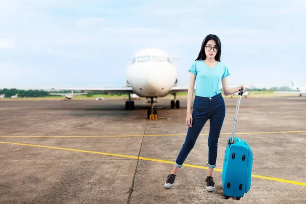 Asiatisk Kvinna Med Glasögon Stående Med Resväska Flygplatsen — Stockfoto