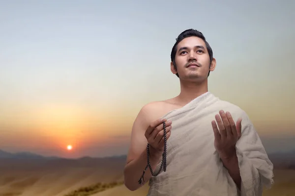 Asian Muslim Man Ihram Clothes Praying Prayer Beads His Hands — Stock Photo, Image