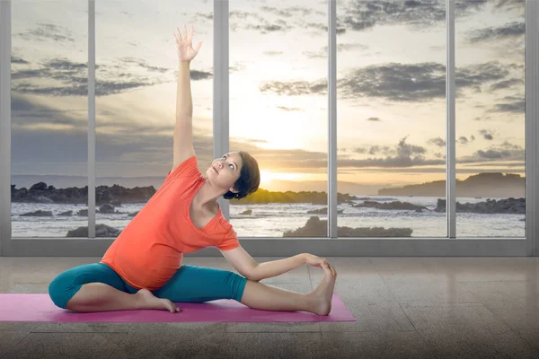 Asian Pregnant Woman Practicing Yoga Yoga Mat Home Sunset Sky — Stock Photo, Image