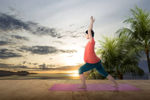 Asiatica Donna Incinta Sta Praticando Yoga Stuoia Yoga Con Sfondo — Foto Stock