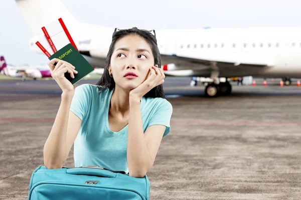 Asiatisk Kvinna Med Biljett Och Pass Lutande Resväska Flygplatsen — Stockfoto