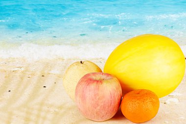 Sahilde, okyanus manzaralı meyve koleksiyonu.