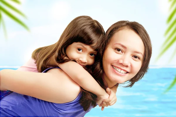 Asiatische Mutter Trägt Ihr Kleines Mädchen Auf Dem Rücken Strand — Stockfoto