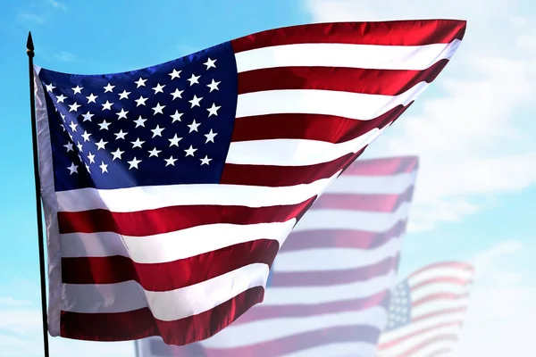 Bandiera Americana Sventola Aria Con Uno Sfondo Blu Cielo Concetto — Foto Stock
