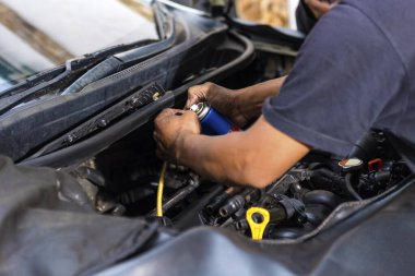 Garajında sıvı olan araba tamircisi.